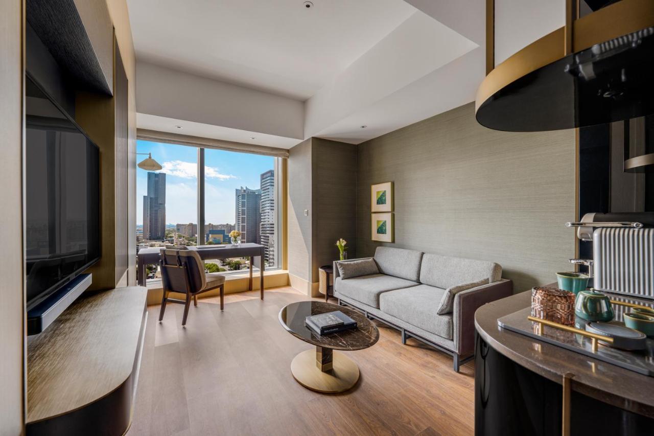 Intercontinental Kaohsiung By Ihg Hotel Ngoại thất bức ảnh A suite at The Ritz-Carlton, Osaka
