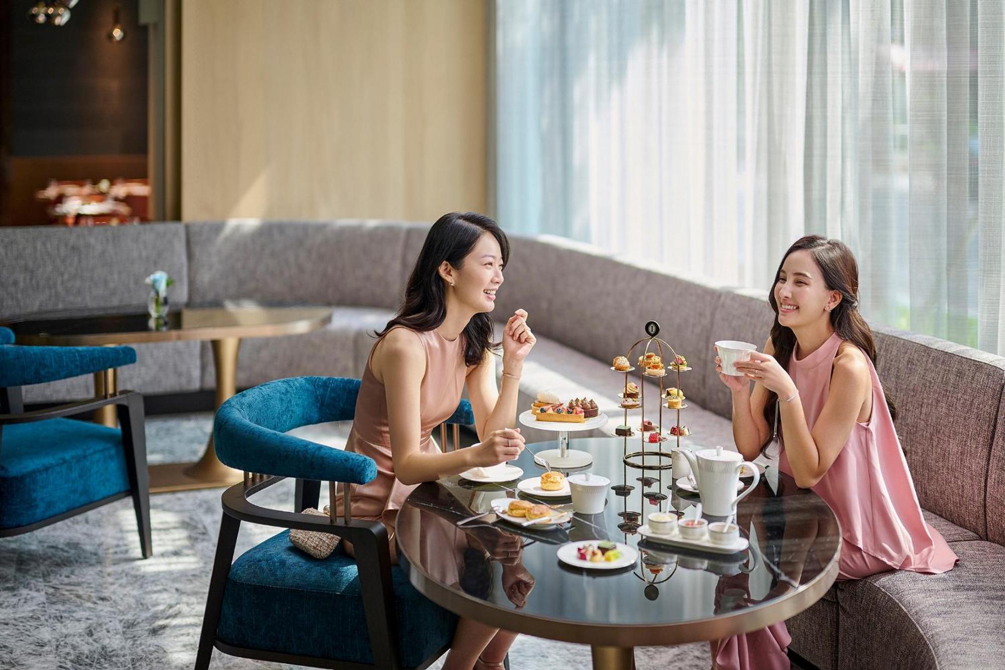 Intercontinental Kaohsiung By Ihg Hotel Ngoại thất bức ảnh Afternoon tea at The Lounge, The Landmark, Hong Kong