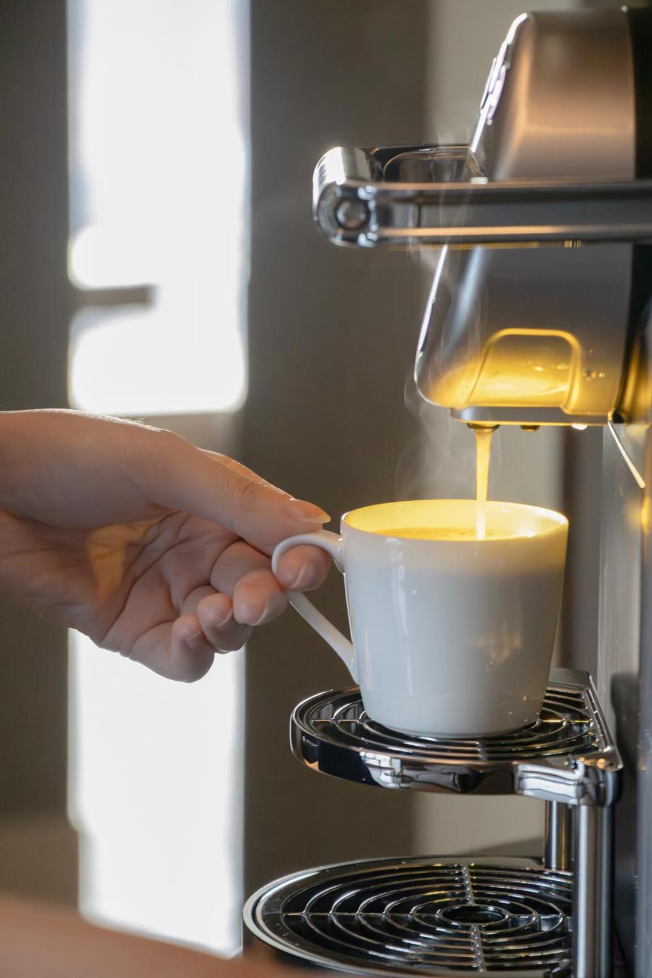 Intercontinental Kaohsiung By Ihg Hotel Phòng bức ảnh A coffee machine