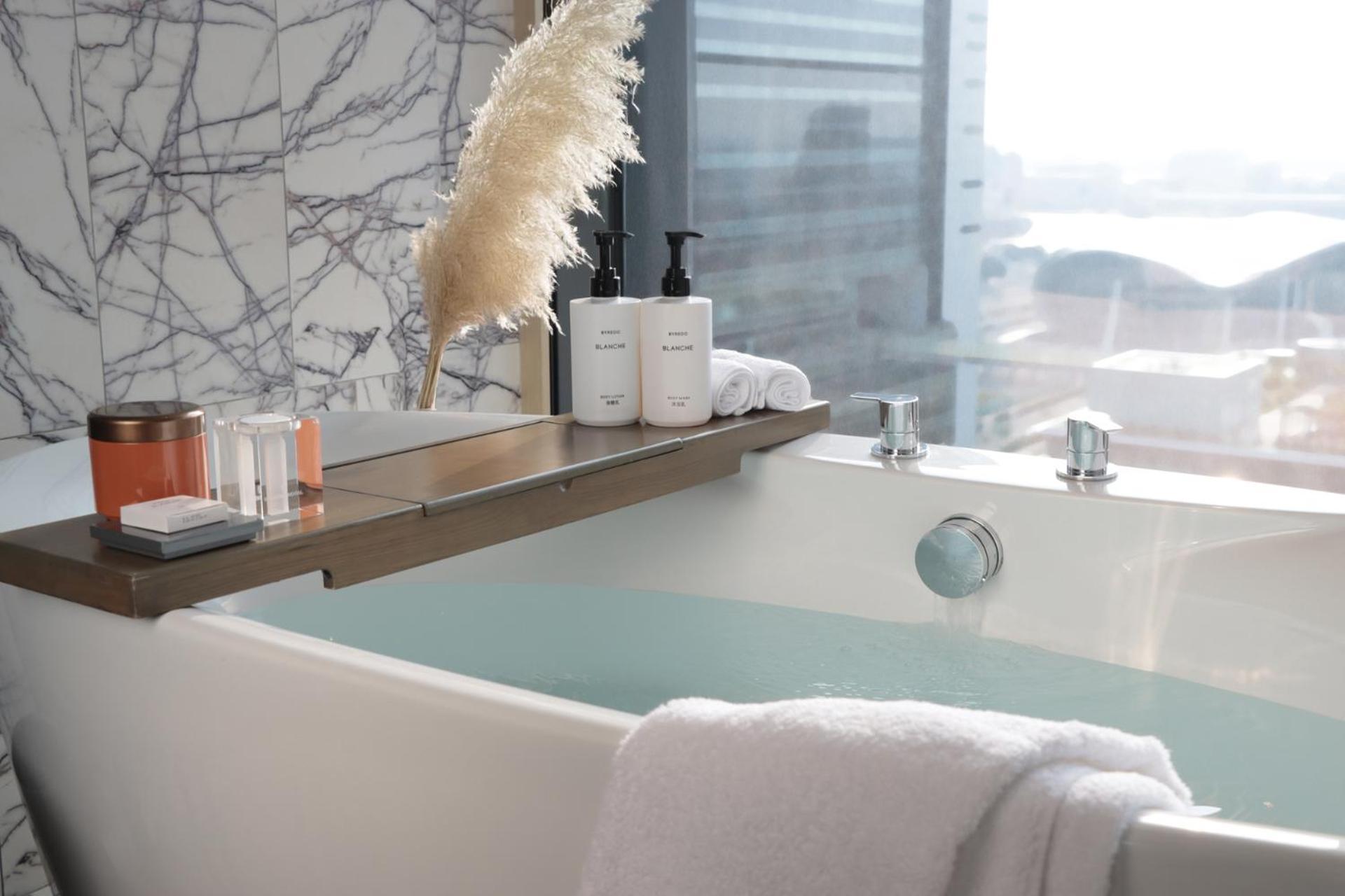 Intercontinental Kaohsiung By Ihg Hotel Ngoại thất bức ảnh A modern bathtub