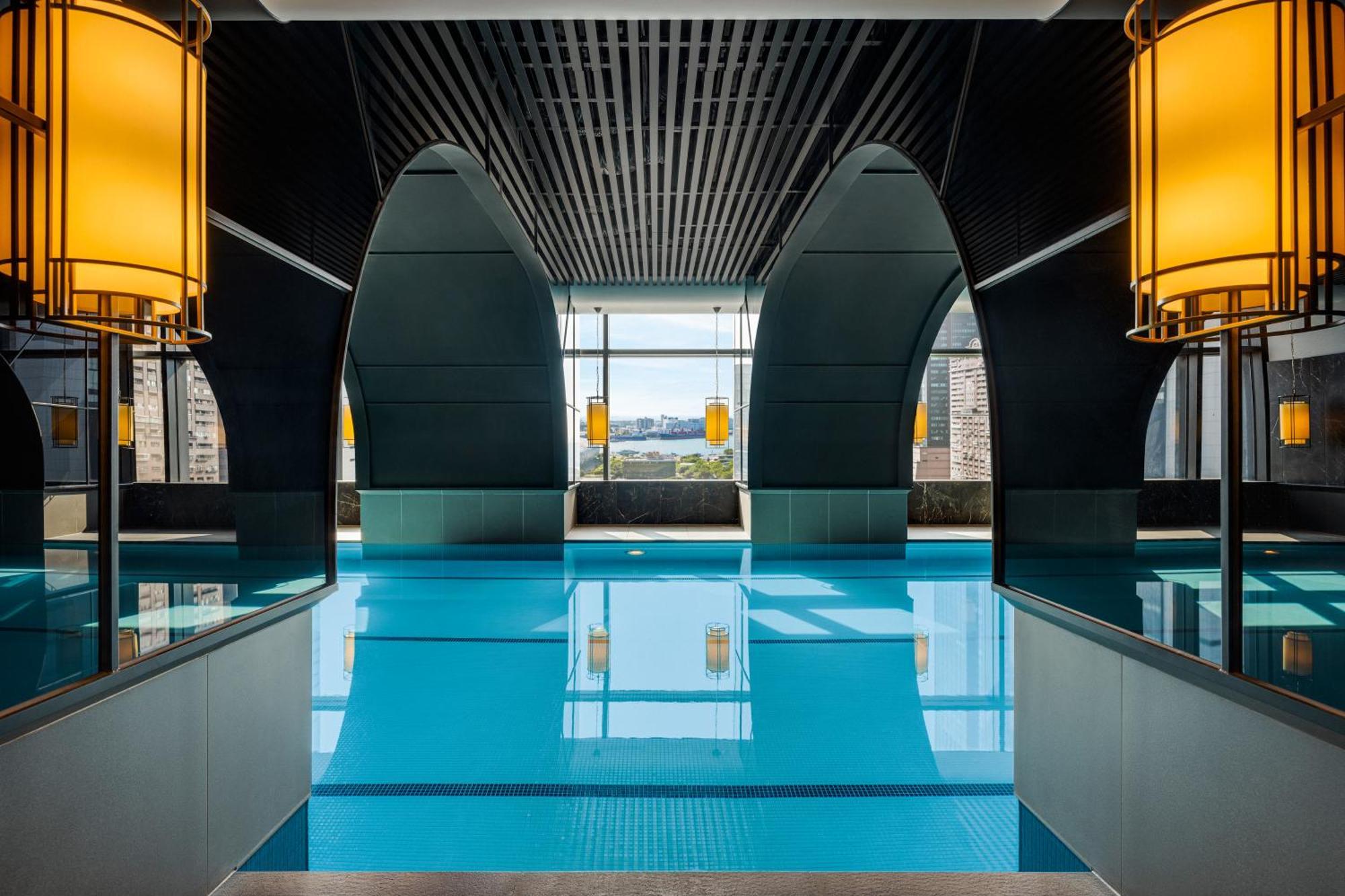 Intercontinental Kaohsiung By Ihg Hotel Ngoại thất bức ảnh The pool at the hotel