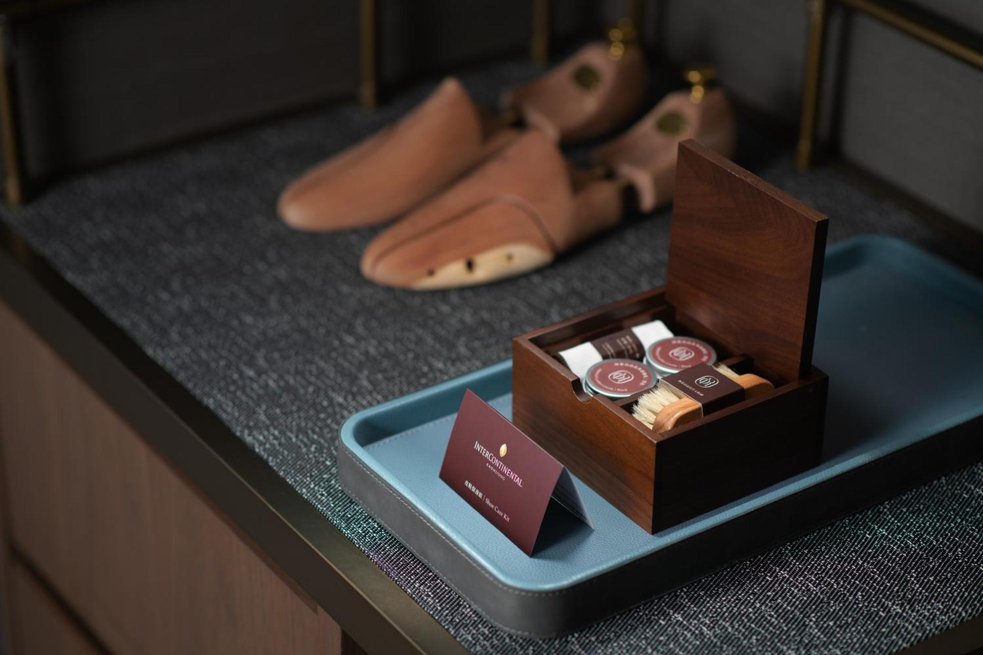 Intercontinental Kaohsiung By Ihg Hotel Ngoại thất bức ảnh Shoe shine kit